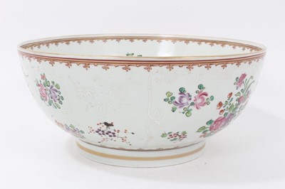 Lot 88 - Late 19th century Samson porcelain armorial bowl