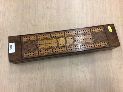 Lot 2025 - Victorian Walnut crib board with inlaid decoration and hinged lid,  43.5cm in length