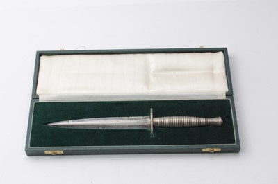 Lot 364 - Third pattern Fairbairn Sykes FS Commando presentation Dagger with ribbed hilt and blade by Wilkinson in fitted case
