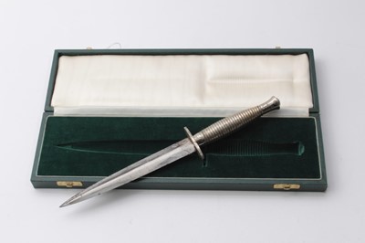 Lot 364 - Third pattern Fairbairn Sykes FS Commando presentation Dagger with ribbed hilt and blade by Wilkinson in fitted case