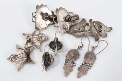 Lot 170 - Silver platypus brooch and group silver earrings