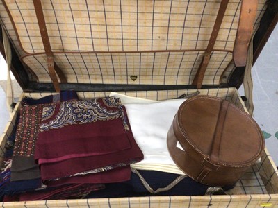 Lot 1820 - Vintage travel trunk containing Gentlemen's dress shirts, breeches, collars, scarves, patent shoes, gloves, grooming brushes, handkerchiefs etc.