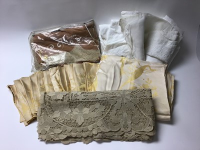 Lot 1831 - Quantity of vintage damask and linen tablecloths and napkins plus other table linens.