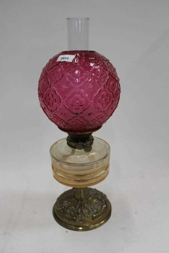 Lot 2013 Edwardian oil lamp with cranberry glass
