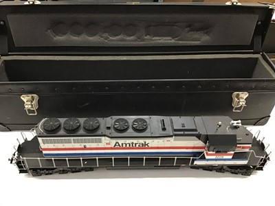 Lot 1594 - Railway USA Trains Amtrak Locomotive in black carrying case. Plus Santa Fe Locomotive also in carrying case.  Also a Container Multi pack.