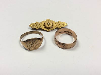 Lot 526 - 9ct gold signet ring, 9ct rose gold wedding ring and Victorian 9ct gold bar brooch