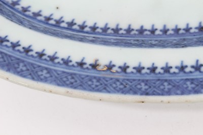 Lot 26 - Small 18th century Chinese armorial porcelain platter/dish, the centre painted in gilt and enamels with a coat of arms, the borders with geometric patterns in underglaze blue, 20cm width
