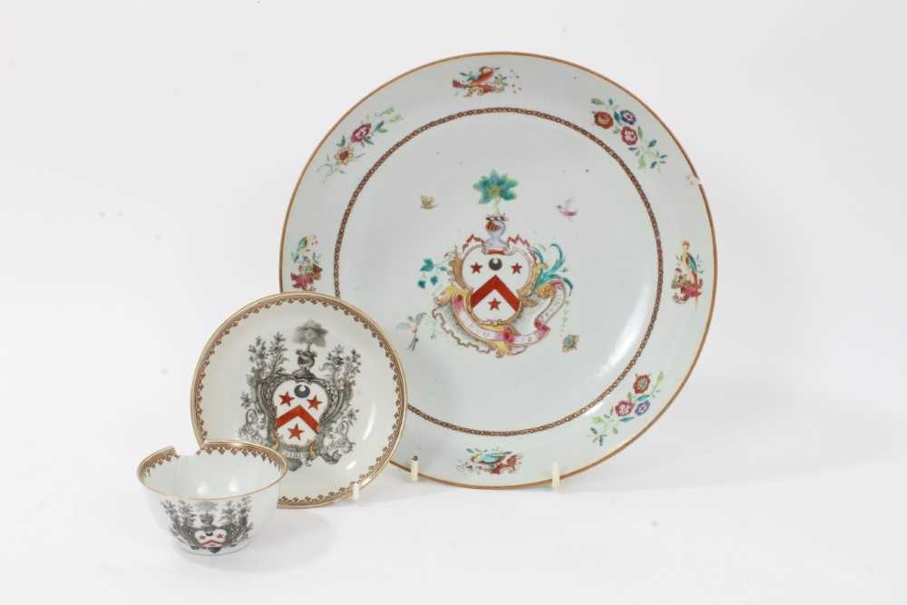 Lot 56 - Antique 18th century Chinese Armorial porcelain items, including a tea bowl and saucer, finely painted en grisaille, the crest with a motto reading 'Virtus Sibi Praemium', along with a famille rose...