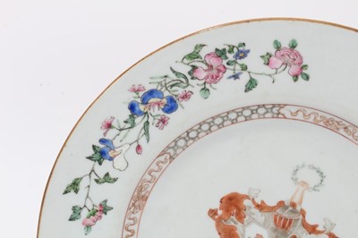 Lot 57 - Pair antique 18th century Chinese Armorial famille rose porcelain plates, the motto reading 'Nobilis Est Ira Leonis', the edges painted with floral sprays, 23cm diameter