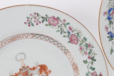 Lot 57 - Pair antique 18th century Chinese Armorial famille rose porcelain plates, the motto reading 'Nobilis Est Ira Leonis', the edges painted with floral sprays, 23cm diameter