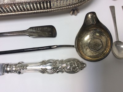 Lot 173 - Six George V silver teaspoons in fitted case (Sheffield 1932), together with various other silver and plated items to include