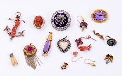 Lot 376 - Group of sundry antique jewellery to include a Victorian amethyst brooch, paste and blue enamel brooch, odd earrings and bijouterie