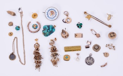 Lot 379 - Group of miscellaneous antique jewellery to include brooches, clasps and odd earrings