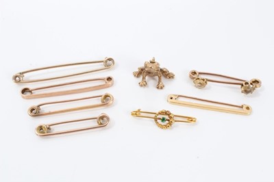 Lot 273 - 9ct gold frog charm and seven gold/yellow metal pins/brooches