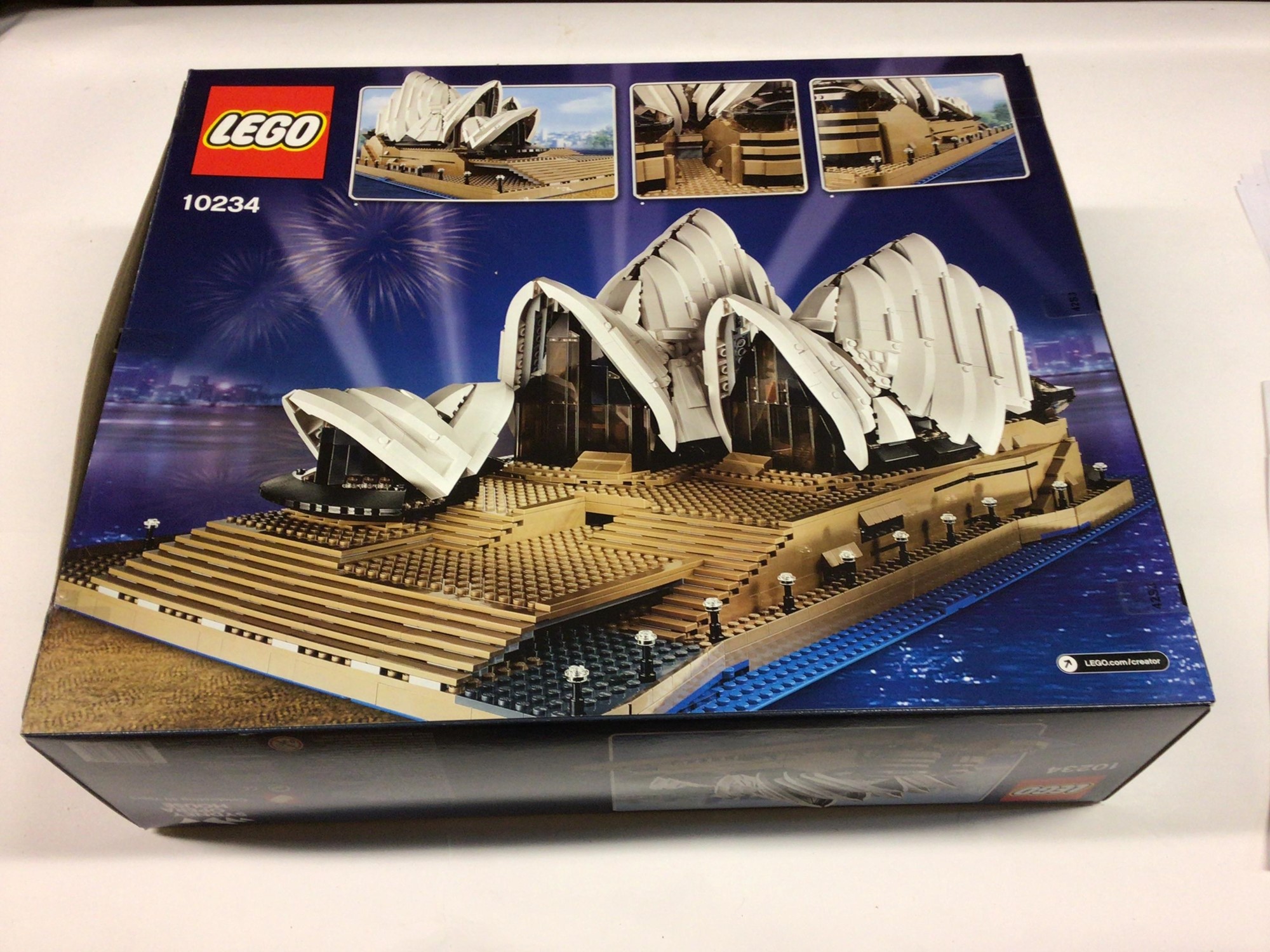 33 - Lego 10234 Sydney Opera House,