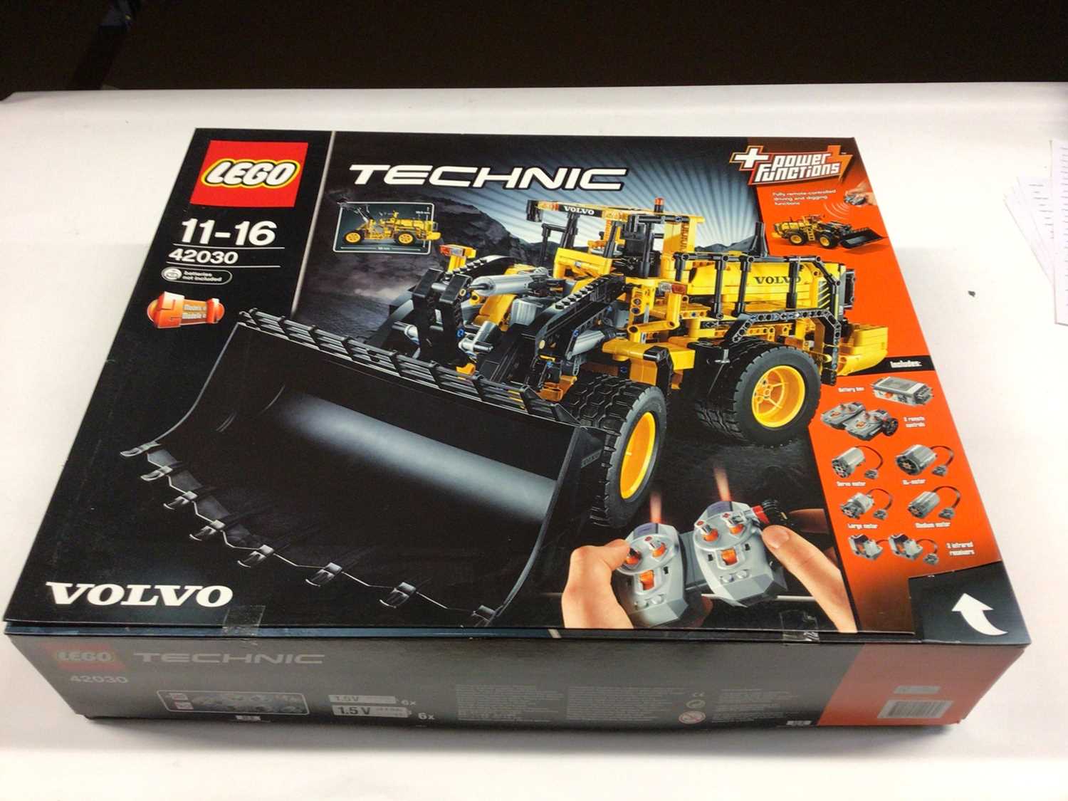 Lot 49 - Lego Technic 42030 Volvo Wheel Loader with instructions, Boxed