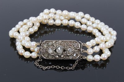 Lot 264 - Pearl bracelet with rose cut diamond clasp