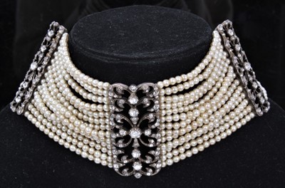 Lot 263 - Early 20th century simulated pearl and paste choker