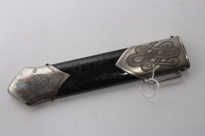 Lot 905 - Nazi Reichs Labor Service / RAD (Reichsarbeitsdienst) Enlisted man's dress dagger with horn hilt and etched blade - 'Arbeit Adelt' made by Puma Solingen in black painted scabbard