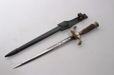 Lot 912 - Good quality German Forestry Association Dagger, with stag horn grip, "S” shaped cross guard with acorn finials, plain shell type guard, finely etched blade by Hubectus, Solingen, in leather sheath...