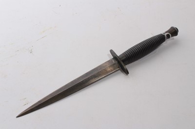 Lot 914 - Second World War Third Pattern Fairbairn Sykes F-S fighting knife with ribbed hilt, straight crossguard