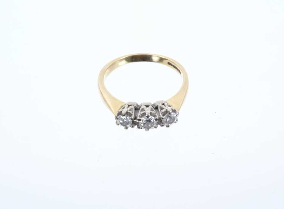 Lot 313 - Diamond three stone ring