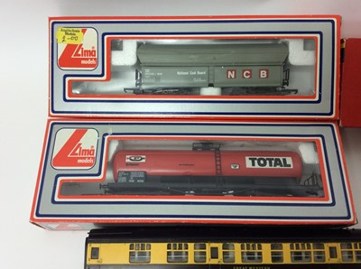 Lot 135 - Railway OO gauge selection including Mallard diorama snow scene, boxed Hornby and Lima carriages and rolling stock, boxed Hornby ‘Sir Dinadan’ locomotive and tender, plus unboxed locomotives and tr...