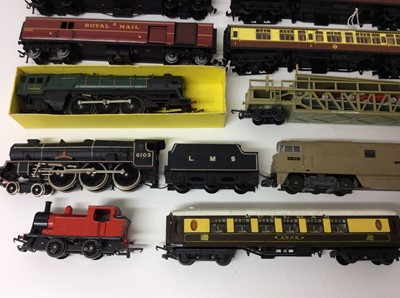 Lot 135 - Railway OO gauge selection including Mallard diorama snow scene, boxed Hornby and Lima carriages and rolling stock, boxed Hornby ‘Sir Dinadan’ locomotive and tender, plus unboxed locomotives and tr...