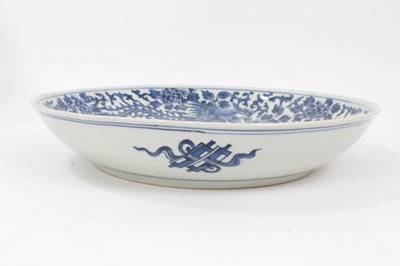 Lot 101 - Chinese blue and white charger
