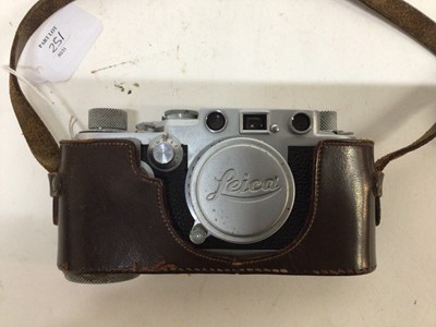 Lot 251 - Leica IIIc D/A No. 692899 with flash synchronisation, fitted with Leitz Elmer 5 cm F 3.5 lens, with case