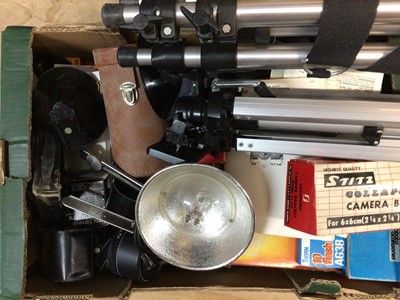 Lot 262 - Large quantity of photographic items including processing equipment, filters, literature, lenses, film, flash guns and other items