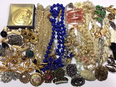 Lot 522 - Assorted vintage costume jewellery