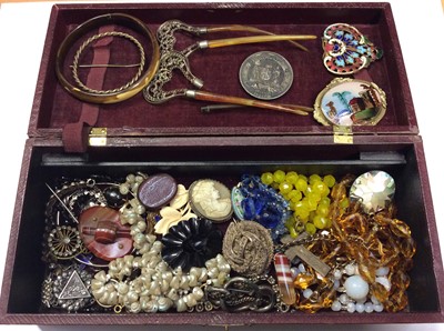 Lot 696 - Victorian and later jewellery in leather box