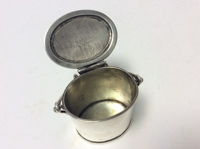 Lot 132 - Unusual Edwardian novelty silver vesta case in the form of a cream pail with swing handle, hinged cover with striker under lid