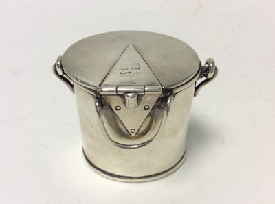 Lot 132 - Unusual Edwardian novelty silver vesta case in the form of a cream pail with swing handle, hinged cover with striker under lid