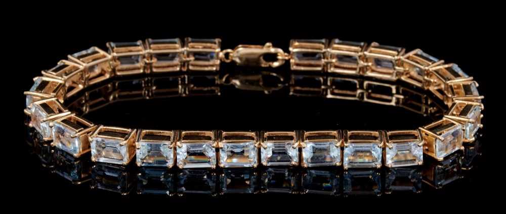 Lot 249 - Aquamarine and gold line bracelet with a