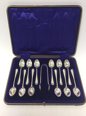 Lot 194 - Set of twelve Edwardian Hanoverian Rat Tail pattern tea spoons, together with matching sugar tongs, (Sheffield 1907), maker Joseph Rogers, in velvet lined fitted case, all at 9oz, each spoon 11cm i...