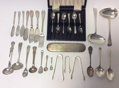 Lot 200 - Set of six George V silver Hanoverian pattern coffee spoons (Birmingham 1925) in fitted case, together with other silver flatware to include silver sugar tongs, forks and other items (various dates...