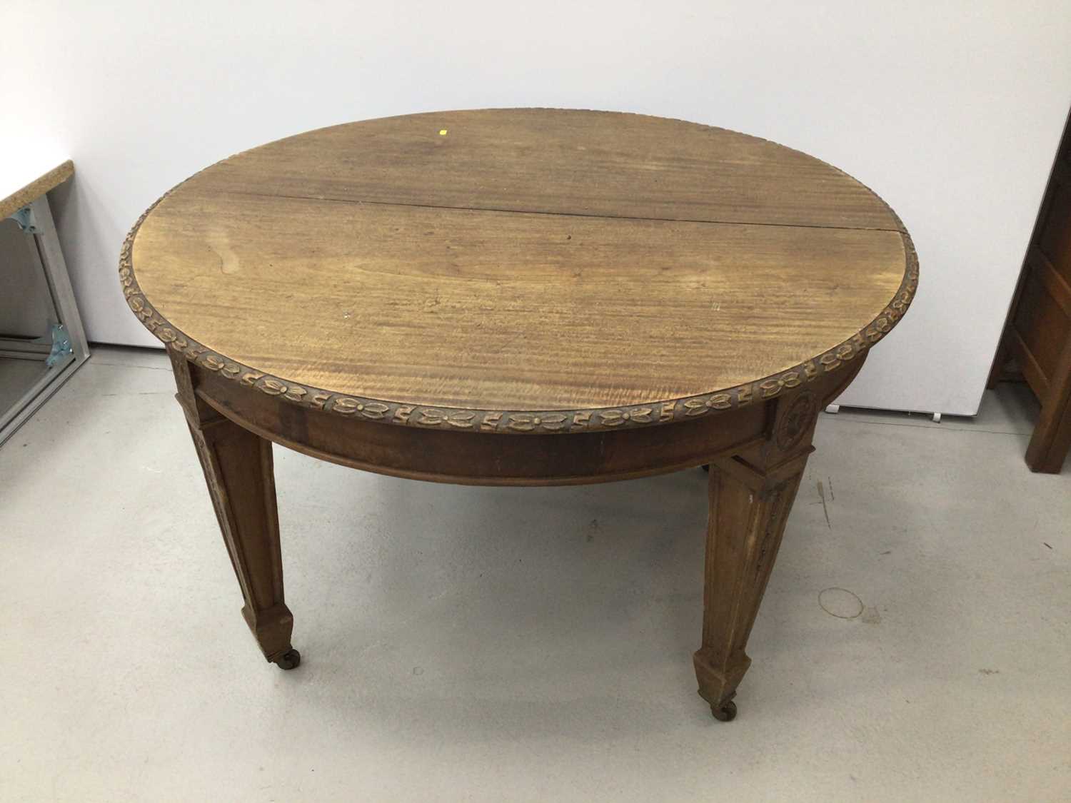 Lot 55 - Early. 20th century mahogany  dining table with extra leaf