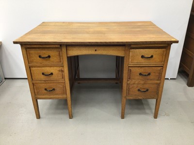 Lot 193 - 20th century oak kneehole with seven drawers