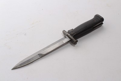 Lot 854 - American M8 Bayonet in scabbard with integral frog, together with a British No. 9 MK1 Knife Bayonet in scabbard (2)