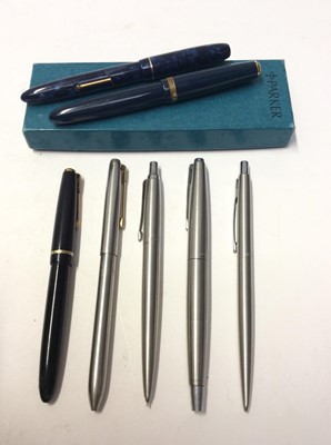 Lot 1087 - Parker Duofold fountain pen with 14K Gold nib, together with a Parker Slimfold fountain pen, Blackbird fountain pen and other pens and pencils (7)