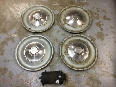 Lot 1260 - Set four 1940s/early 1950s Bentley Mark VI hubcaps and Bentley Mark VI Dynamo (5)