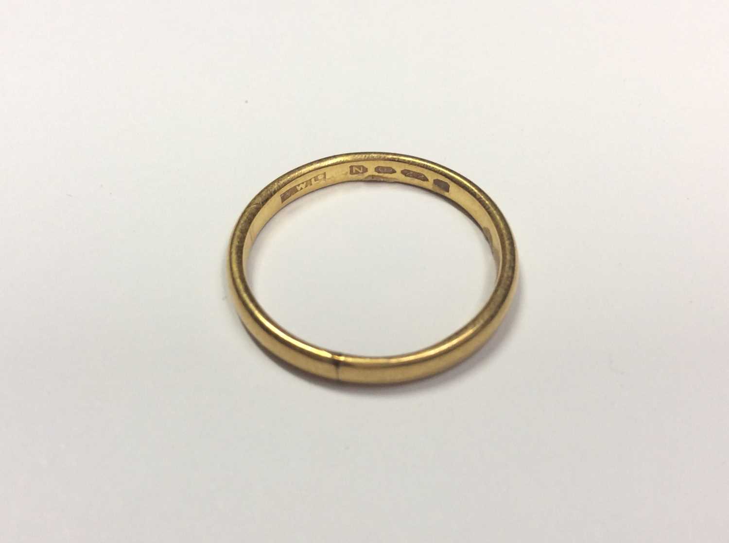 Lot 501 - 22ct gold wedding ring. Size Q