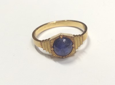 Lot 508 - Art Deco yellow metal oval blue cabochon sapphire ring in four claw setting with stepped cut shoulders. Possibly Indian gold. Ring size L½