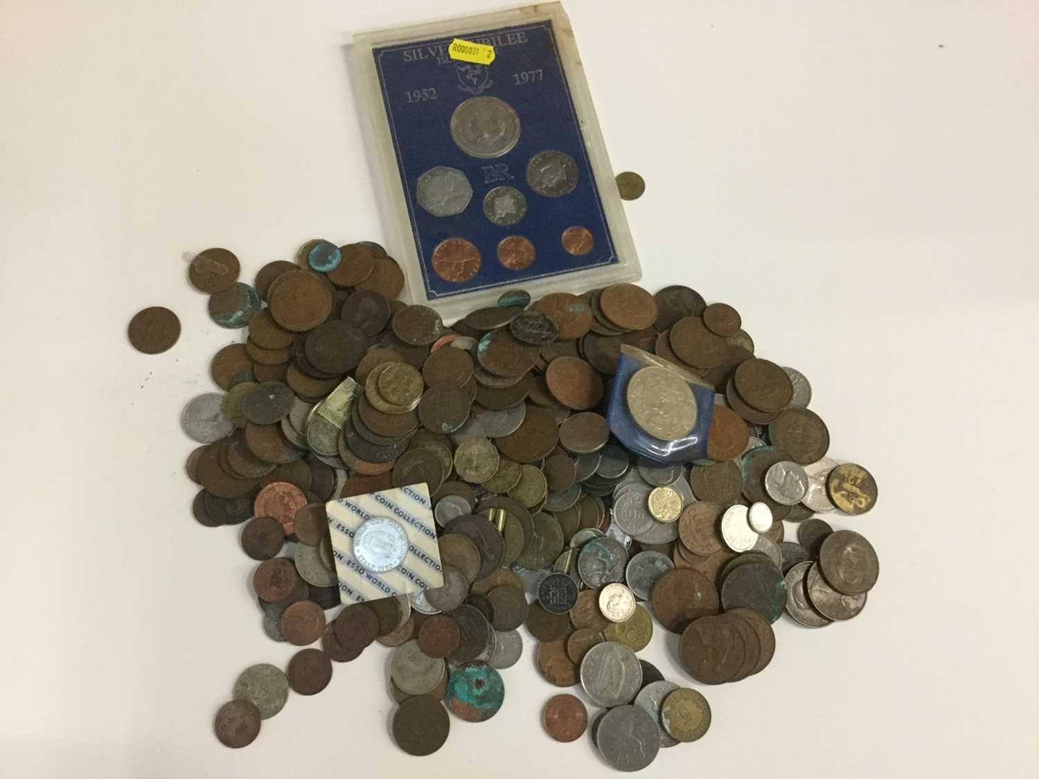 Lot 49 - Coins- group of mixed coins to include 1977 Isle of Man Silver Jubilee set, together with various other mixed coins