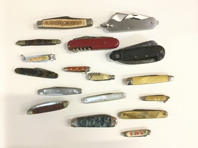 Lot 48 - British military issue folding pen knife with chequered grip together with various other penknives (qty)