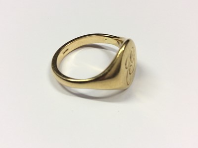 Lot 540 - 18ct gold signet ring with engraved initials ‘JG’. Ring size Q