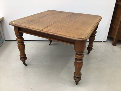 Lot 56 - Victorian mahogany extending dining table on turned legs with two extra leaves