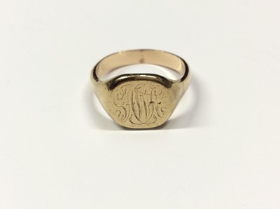Lot 554 - 9ct gold signet ring with engraved monogram. Ring size X½